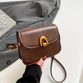 Braune Retro-Umhängetasche mit goldener U-Schnalle und glänzender Oberfläche - Braun