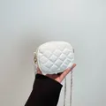 Bolso bandolera blanco acolchado con cadena dorada y bordado de rombos elegante - Blanco