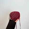 Bolso mini redondo color burdeos acolchado con correa de cadena dorada y piel entrelazada - Burdeos