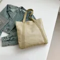 Beige geflochtene Stroh-Tote-Bag mit Stoffgriffen auf Denim-Jacke für den Sommer-Look - Khaki Ohne Anhänger