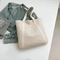 Große beige geflochtene Stroh-Einkaufstasche mit breiten Henkeln im lässigen Lifestyle-Stil - Cremeweiß (Ohne Anhänger)