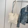 Schicke cremefarbene Stroh-Tote-Bag für Damen mit minimalistischer vertikaler Strickstruktur - Cremeweiß (Ohne Anhänger)