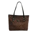 Bolso tote con estampado de leopardo, asas negras y remaches dorados sobre blanco - Café