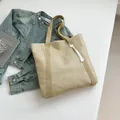 Große beige Strohtasche mit braunen Trägern und weißem Quastenanhänger für Damen - Khaki Mit Anhänger