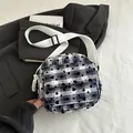 Borsa a tracolla a quadretti bianchi e blu con cuori neri e tracolla bianca - Blu