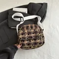 Borsa a tracolla a quadretti marroni con motivi a cuore nero e ampia tracolla - Marrone