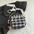 Borsa a tracolla in tela a scacchi con motivo a cuore nero e cinturino bianco regolabile - Nero