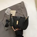 Borsa a tracolla minimalista in pelle PU nera con dettagli dorati e cinturino - Nero