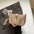 Elegante borsa a spalla bicolore in pelle crema e marrone con fibbia in oro pregiato - Cachi