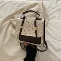 Borsa a tracolla in pelle beige e marrone con pois colorati e logo di coniglio minimal - Bianco