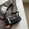 Borsa a tracolla nera testurizzata litchi con ampia tracolla regolabile e dettaglio nastro - Nero