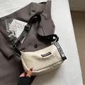 Borsa a tracolla chic bianco crema grana litchi con etichetta FASHION e cinturino nero - Bianco avorio