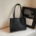 Minimalistische schwarze Shopper-Tasche aus Mattleder mit Ziernaht und Mode-Label - Schwarz