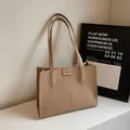 Minimalistische beige-braune Tragetasche aus glattem Kunstleder mit Fashion-Schultergurt - Khaki