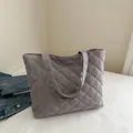Sac fourre-tout gris à motif de losanges matelassés avec texture douce rembourrée - Gris