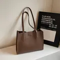 Minimalistische braune Shopper-Tasche aus mattem Leder mit zwei schmalen Trägern - Kaffeebraun