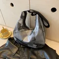 Bolso tote grande de retazos en cuero sintético gris con correa ancha negra para el hombro - Negro Patchwork