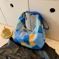 Bolso tote grande minimalista con diseño de bloques en colores azul y amarillo - Retazos Azul