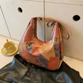 Bolso hobo retro de patchwork multicolor con correa ajustable y acabados cálidos - Patchwork Marrón