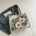 Bolso tote azul claro minimalista con estampado de flores blancas y asas tejidas - Verde