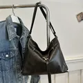 Grote vintage shopper van zwart getextureerd kunstleer met gesp-detail - Zwart