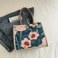 Bolso tote vintage con bordado floral rosa y asas tejidas en material de lona - Azul