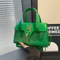 Hellgrüne Umhängetasche mit Krokodilprägung und goldenem Metallanhänger für Damen - Grün