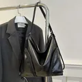 Mochila hobo versátil de cuero PU negro con cremalleras decorativas y doble correa - Negro