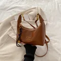 Bolso de hombro media luna en cuero marrón con hebilla dorada y colgante de moda - Con Colgante / Marrón