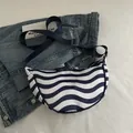 Bolso de hombro media luna a rayas azul marino y blanco con correa de nylon - Rayas Azules
