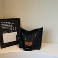 Μαύρη τσάντα tote με πολύχρωμα κεντήματα γραμμάτων T και μικρό στρογγυλό πορτοφόλι - Μαύρο