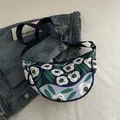 Bolso bandolera de media luna con estampado floral y correa ajustable para mujer - Flor Azul