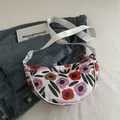 Bolso bandolera de media luna con estampado de flores rojas y violetas y correa blanca - Flor Blanca