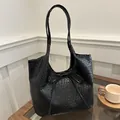 Sac fourre-tout en cuir tissé noir avec détail de nœud et longues bandoulières - Noir