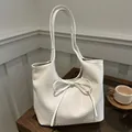 Sac cabas beige tressé chic avec détail nœud, idéal pour le travail et le quotidien - Blanc