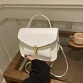 Elegante weiße quadratische Handtasche mit goldenem Metallschloss und Ledergriff - Weiß