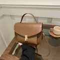 Vintage braune Umhängetasche aus Leder mit goldenem Metallverschluss und Gurt - Braun