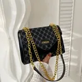 Elegante borsa a mano monogramma nera con catena dorata e silhouette quadrata stile vintage - Nero