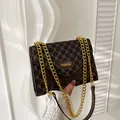 Borsa a tracolla marrone vintage con motivo monogramma retrò e catena dorata lucida - Marrone