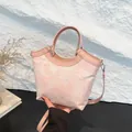 Hellrosa Jacquard-Eimertasche mit Ledergriff und silbernen Metallbeschlägen - Rosa