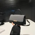 Sac à main chic bicolore noir et gris avec rabat tressé et boucle dorée élégante - Noir