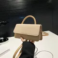 Sac à bandoulière beige avec rabat tissé et fermeture à barre métallique chic - Kaki
