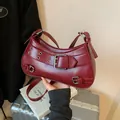 Retro tiefrote Schultertasche aus PU-Leder mit Metall-Schnalle und Nietendetails - Rot