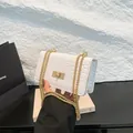 Chique witte tas met krokodillenpatroon en een elegante gouden kettingriem - Wit