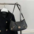 Borsa a spalla a mezzaluna in pelle opaca nera con chiusura rotante dorata - Nero