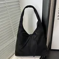 Borsa hobo in finta pelle scamosciata nera con fiocco decorativo per donna - Nero