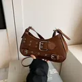 Schicke dunkelbraune PU-Leder-Achseltasche mit Y2K-Punk-Metallösen und Schultergurt - Braun