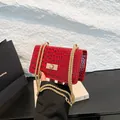 Modieuze rode lakleren vierkante tas met krokodillenpatroon en gouden ketting schouderriem - Rood