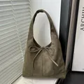 Borsa tote retrò in camoscio verde oliva con fiocco decorativo e tracolla larga - Verde
