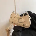 Schicke beige Kunstleder-Unterarmtasche mit Metallschnallen und Ösen im Punk-Stil - Gebrochenes Weiß